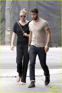 Emily VanCamp feet photo thumbnail