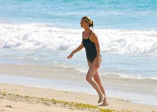 Emily VanCamp feet photo thumbnail