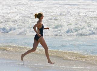 Emily VanCamp feet photo thumbnail