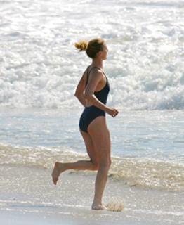 Emily VanCamp feet photo thumbnail