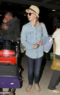 Emily VanCamp feet photo thumbnail