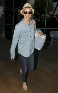 Emily VanCamp feet photo thumbnail
