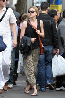 Emily VanCamp feet photo thumbnail