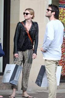 Emily VanCamp feet photo thumbnail