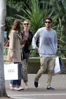 Emily VanCamp feet photo thumbnail