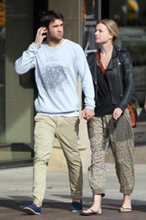 Emily VanCamp feet photo thumbnail