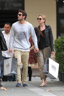 Emily VanCamp feet photo thumbnail