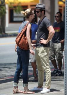 Emily VanCamp feet photo thumbnail