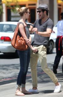 Emily VanCamp feet photo thumbnail