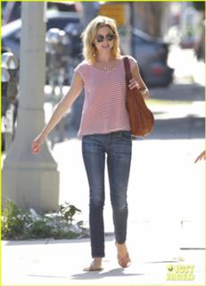 Emily VanCamp feet photo thumbnail
