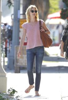 Emily VanCamp feet photo thumbnail