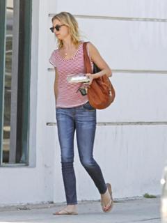 Emily VanCamp feet photo thumbnail