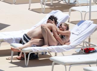 Emily VanCamp feet photo thumbnail