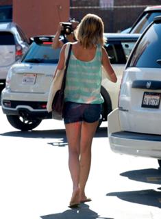 Emily VanCamp feet photo thumbnail