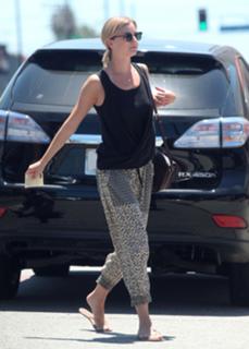 Emily VanCamp feet photo thumbnail