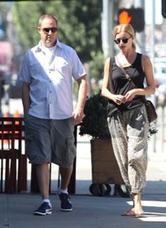 Emily VanCamp feet photo thumbnail