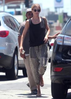 Emily VanCamp feet photo thumbnail