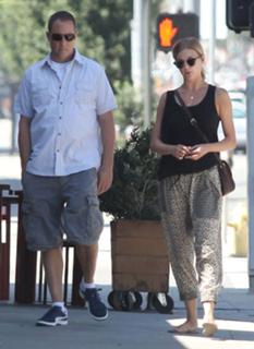 Emily VanCamp feet photo thumbnail