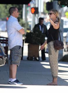 Emily VanCamp feet photo thumbnail