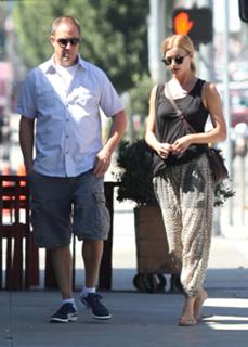Emily VanCamp feet photo thumbnail