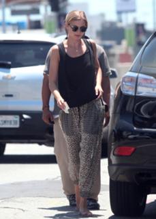 Emily VanCamp feet photo thumbnail