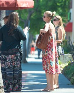 Emily VanCamp feet photo thumbnail
