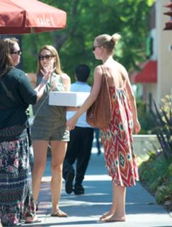 Emily VanCamp feet photo thumbnail