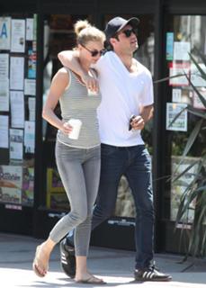 Emily VanCamp feet photo thumbnail