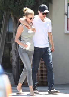 Emily VanCamp feet photo thumbnail