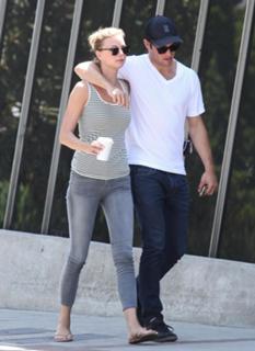 Emily VanCamp feet photo thumbnail
