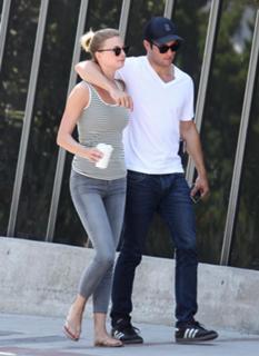 Emily VanCamp feet photo thumbnail
