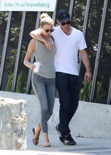 Emily VanCamp feet photo thumbnail