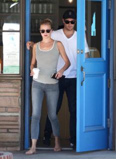 Emily VanCamp feet photo thumbnail