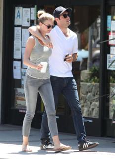 Emily VanCamp feet photo thumbnail