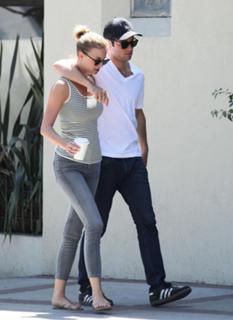 Emily VanCamp feet photo thumbnail