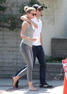 Emily VanCamp feet photo thumbnail