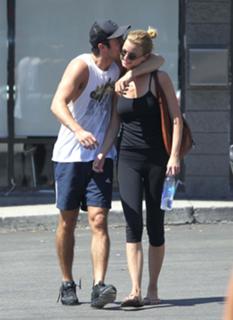 Emily VanCamp feet photo thumbnail