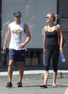 Emily VanCamp feet photo thumbnail
