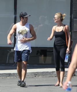 Emily VanCamp feet photo thumbnail