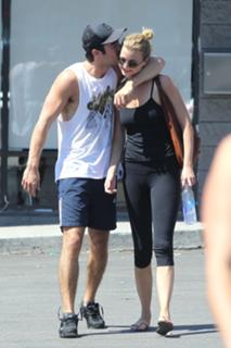 Emily VanCamp feet photo thumbnail