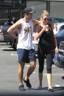 Emily VanCamp feet photo thumbnail