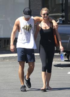 Emily VanCamp feet photo thumbnail