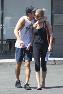 Emily VanCamp feet photo thumbnail