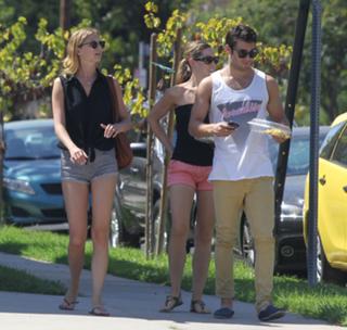 Emily VanCamp feet photo thumbnail