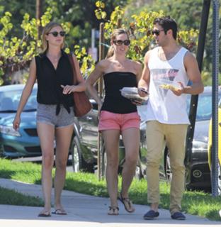 Emily VanCamp feet photo thumbnail