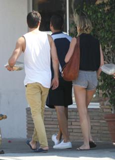 Emily VanCamp feet photo thumbnail