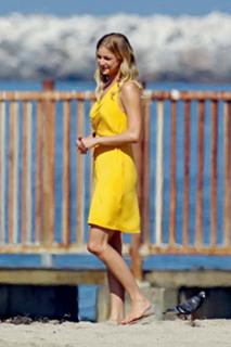 Emily VanCamp feet photo thumbnail