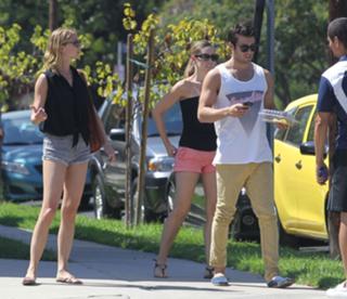 Emily VanCamp feet photo thumbnail