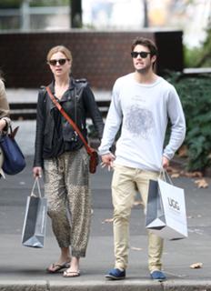 Emily VanCamp feet photo thumbnail