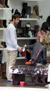 Emily VanCamp feet photo thumbnail